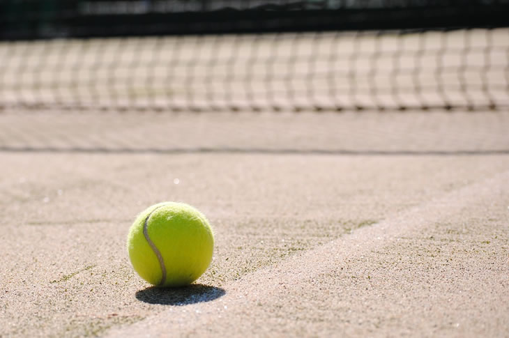 PR18-217 - Tennis ball on a tennis court (Pixabay - 2042723)