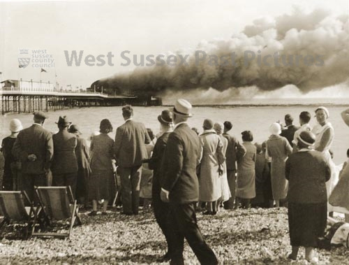 4a The 1933 fire on Worthing Pier - photo (image copyright West Sussex Past Pictures)