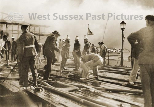 4e The 1933 fire on Worthing Pier - photo (image copyright West Sussex Past Pictures)