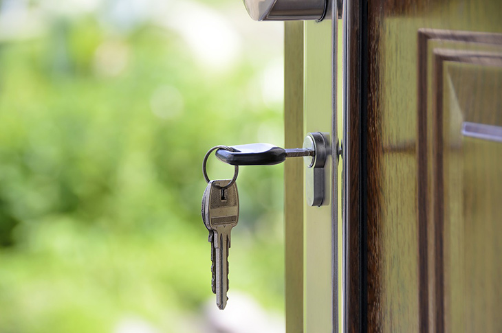 Keys hanging in a door lock in an open door (Pixabay - 1407562)