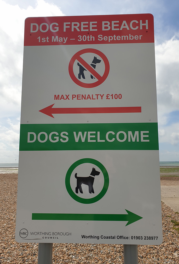 2021-05-04 - Dog free and dogs on beach beach sign