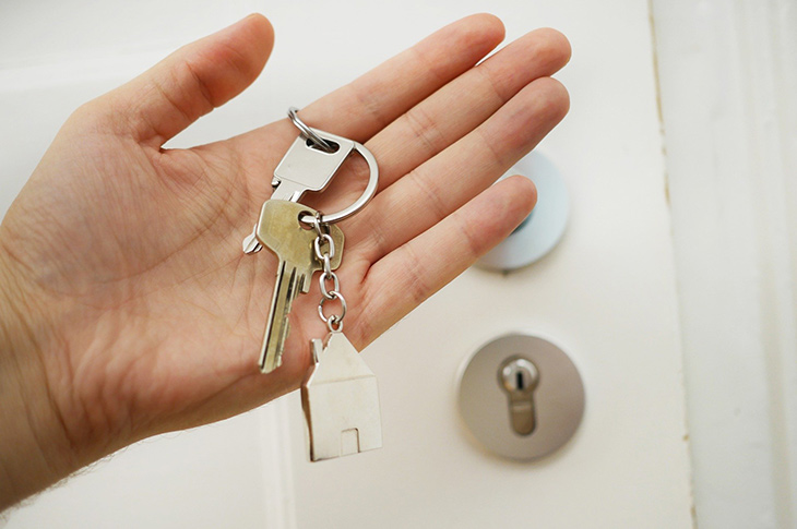 Hand holding door keys (Pixabay - 4516170)