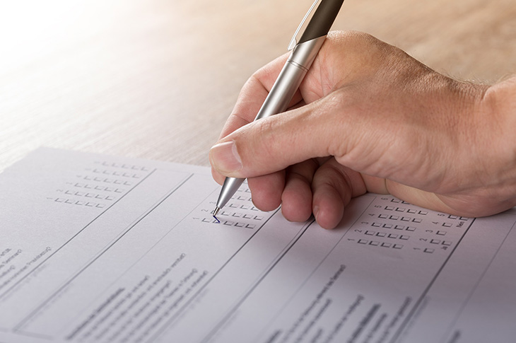 Hand holding a pen filling in a form - survey - opinion poll - (Pixabay - 1594962)