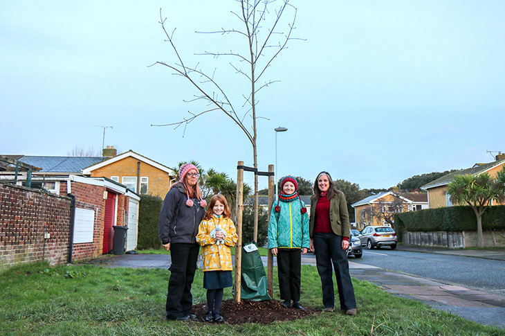 PR24-011 - Isla Bezencon & her daughters Minnie & Freya pictured with Cllr Vicki Wells in front of their sponsored tree