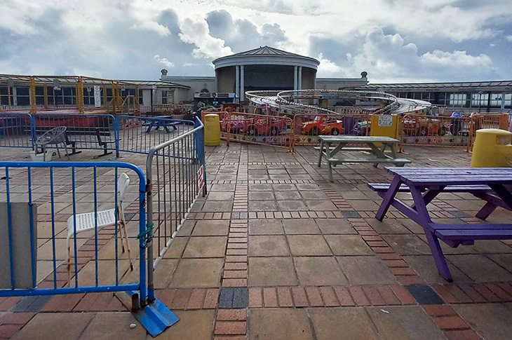 Worthing Lido - the bandstand and amusements inside the Lido (2) (November 2025)