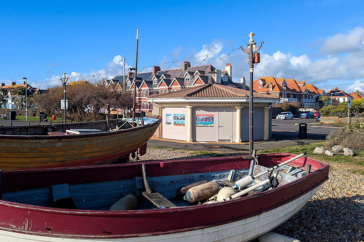 Windsor Lawns Rotunda and fishing boats on the beach (1)