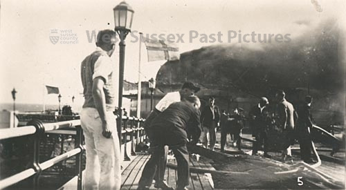 4c The 1933 fire on Worthing Pier - photo (image copyright West Sussex Past Pictures)
